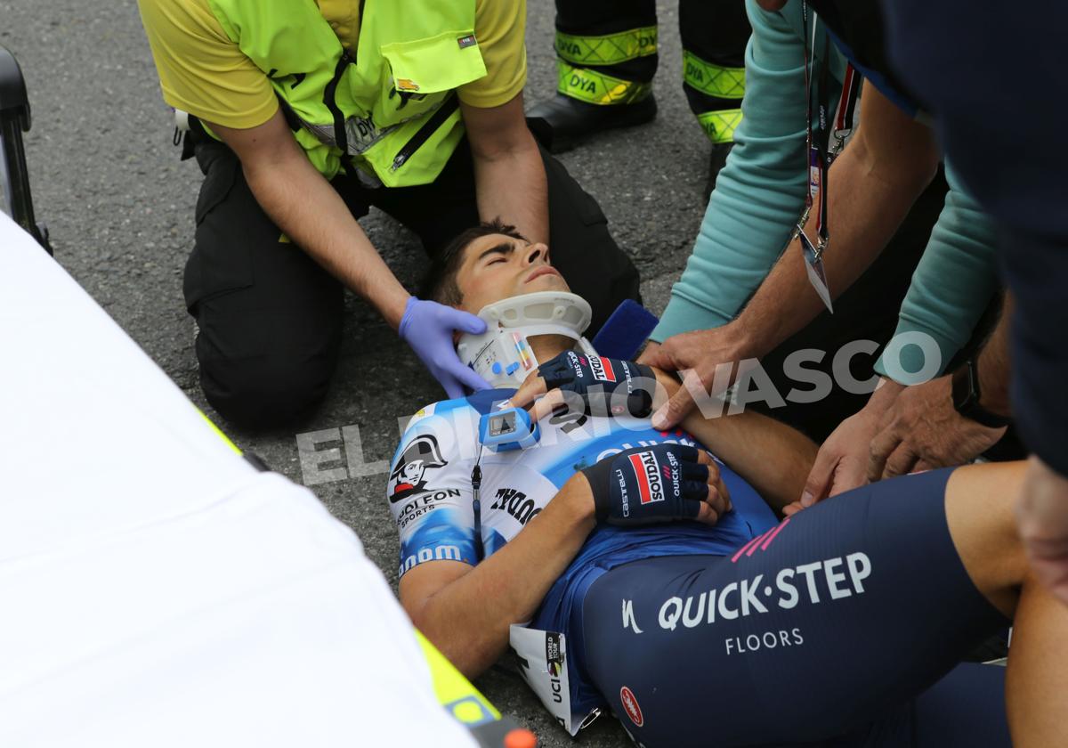 Mikel Landa tendido en el asfalto mientras los sanitarios le colocan un collarín.