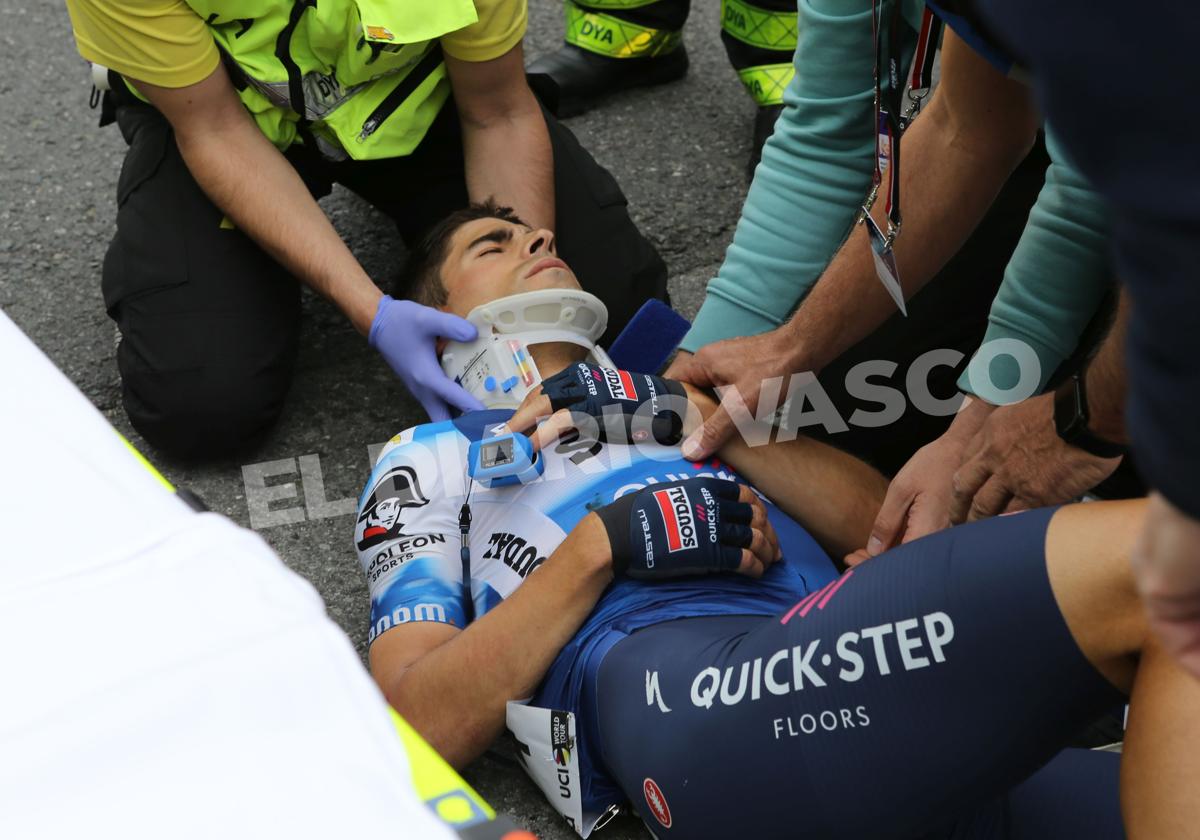 Mikel Landa tendido en el asfalto mientras los sanitarios le colocan un collarín.