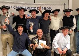 Los socios campeones de pelota en las diferentes categorías lucen las txapelas y trofeos.