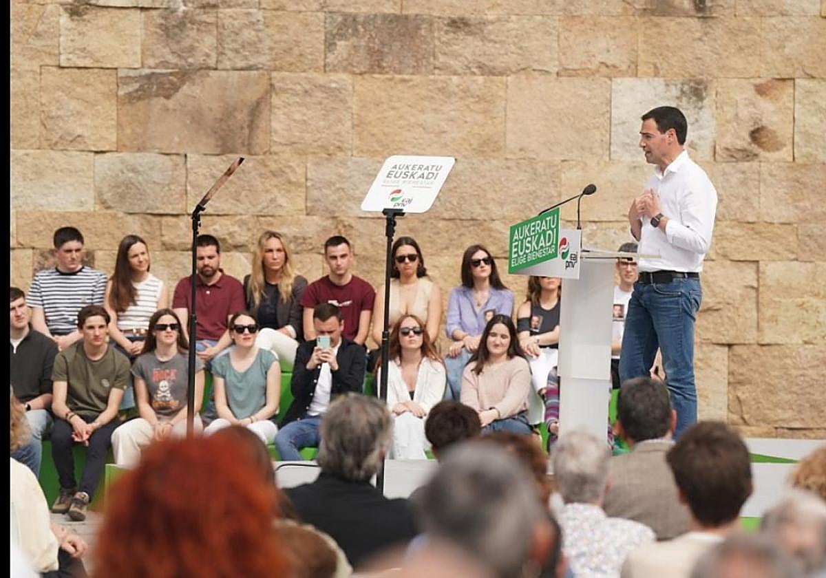 Imanol Pradales se dirige a los jóvenes de su militancia, en el mitin de este sábado.