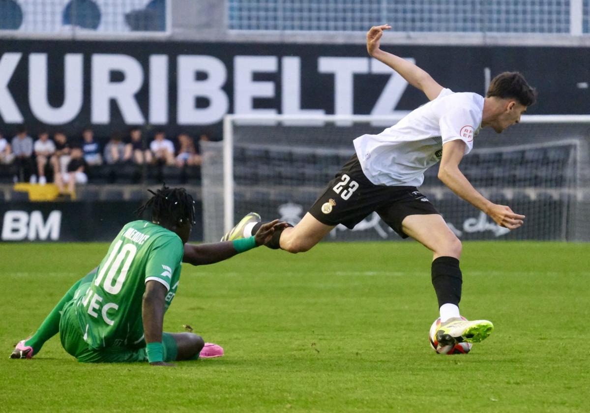 El goleador Alex Cerdá deja atrás a un jugador del Cornellà.