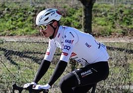 Jay Vine, en una prueba reciente con el UAE.