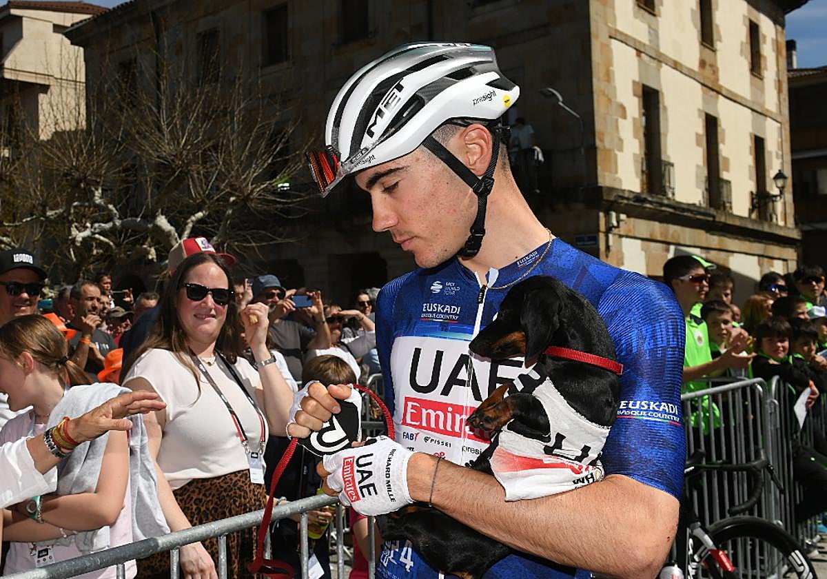 Juan Ayuso, con su inseparable perro 'Trufa', en la salida de la cuarta etapa de la Itzulia.