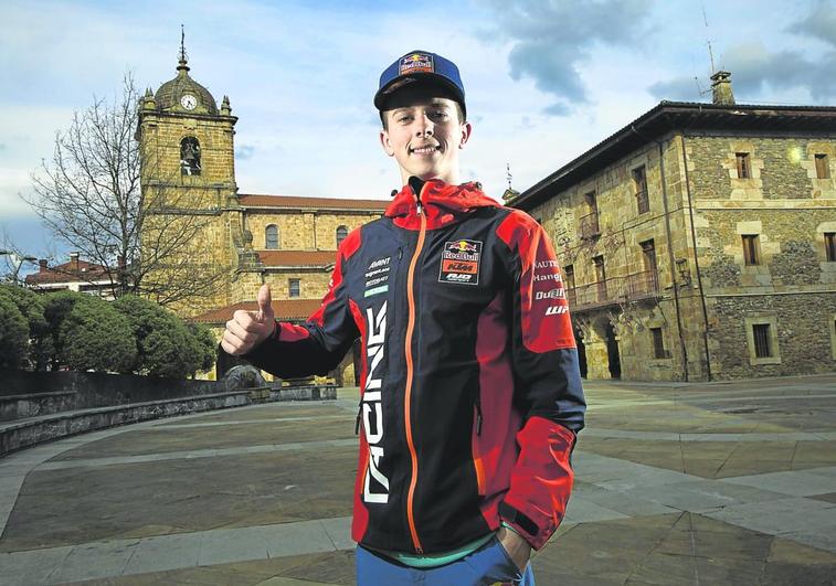 Xabi Zurutuza alza el pulgar en la plaza del Ayuntamiento de Legazpi antes de iniciar su participación en el Mundial Moto3.