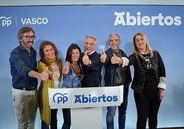 Javier de Andrés y Elías Bendodo, en el centro, con miembros del partido este domingo en un acto en Álava.