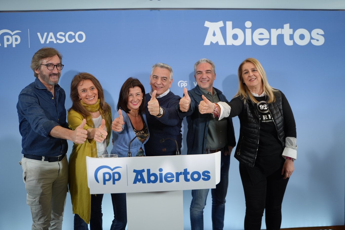 Javier de Andrés y Elías Bendodo, en el centro, con miembros del partido este domingo en un acto en Álava.