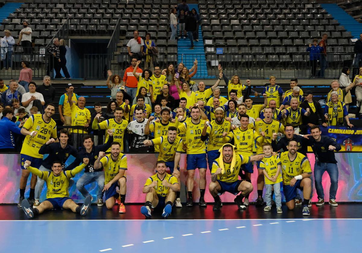 La plantilla del Bidasoa Irun celebra junto a sus aficionados desplazados a Granollers el buen resultado cosechado este domingo.