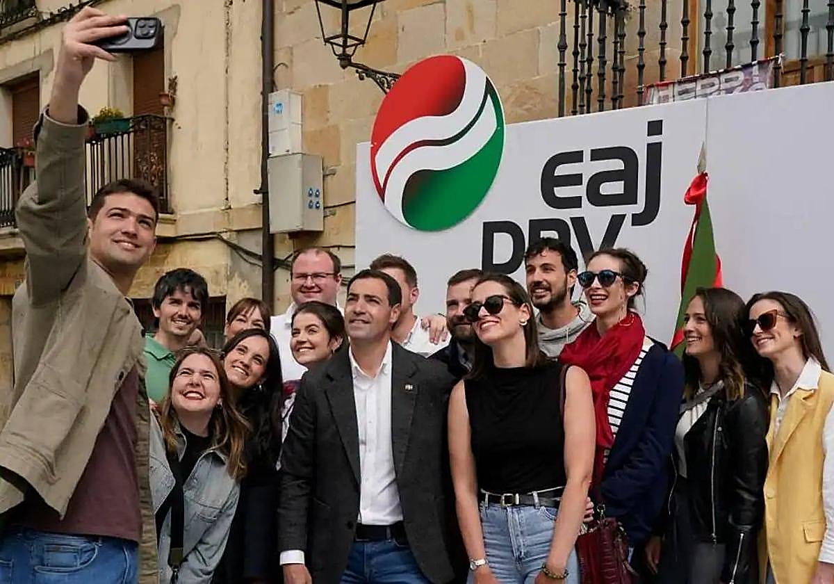 Imanol Pradales, rodeado de miembros de la lista por Álava, ayer en un acto político en la localidad alavesa de Araia.