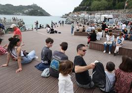 Donostiarras y visitantes aprovechando este sábado el buen tiempo al aire libre.