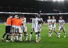 Los jugadores de la Real celebran un gol esta temporada.