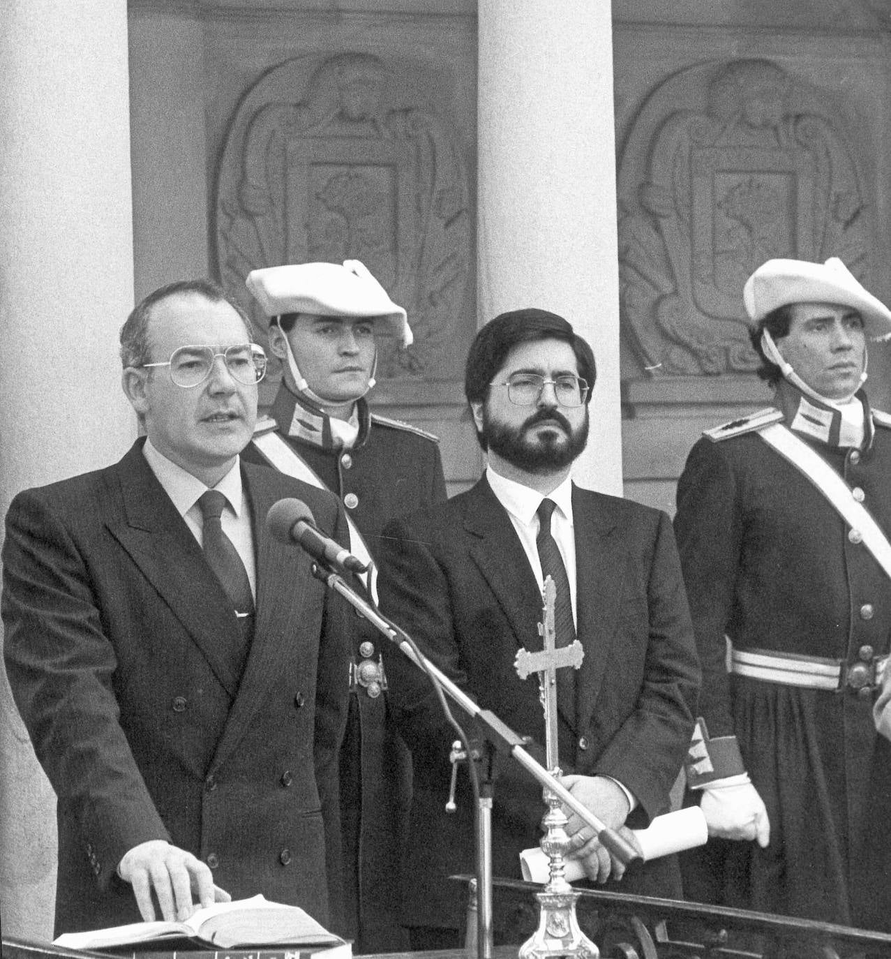 José Antonio Ardanza jura su cargo como lehendakari del Gobierno Vasco, en presencia de Jesús Eguiguren, presidente del Parlamento Vasco, en su primer mandato que comenzó en enero de 1985.