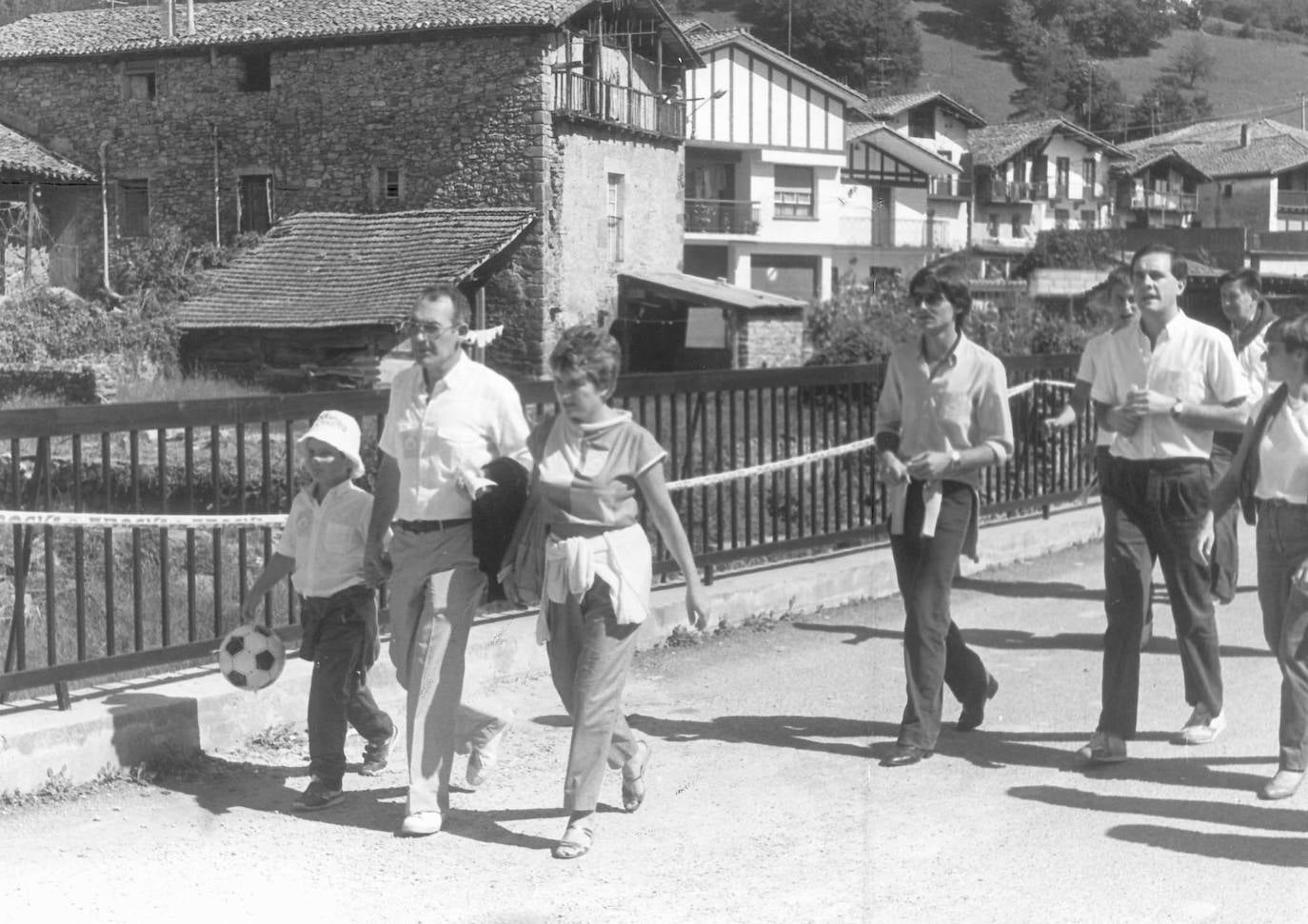 Fotografía del álbum familiar. En 1983, el entonces diputado general de Gipuzkoa aparece acompañado por su mujer María Glori Urteaga y su hijo durante unas vacaciones.