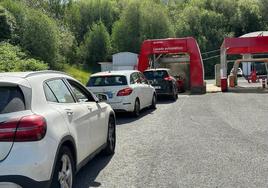 Colas de vehículos en una estación de servicio de Donostia para limpiar los coches esta mañana.