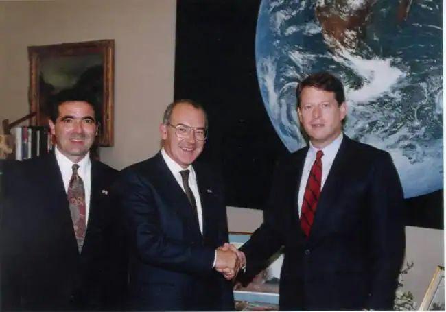 Ardanza estrecha la mano del vicepresidente de Estados Unidos, Al Gore.