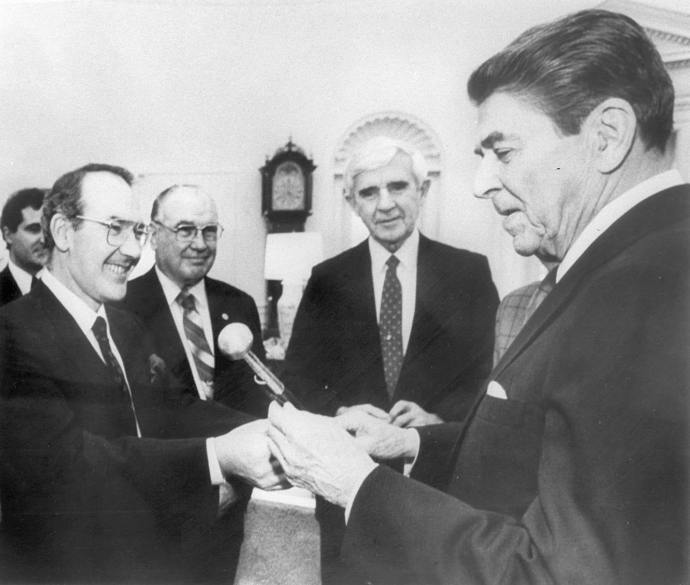 Ardanza entrega al presidente Ronald Reagan una makila como regalo.