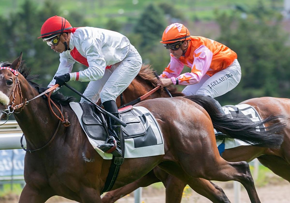 Carlos Andrés Loaiza, a lomos de 'Marchelo', toma la delantera en el quinto premio de la jornada del viernes en el Hipódromo.