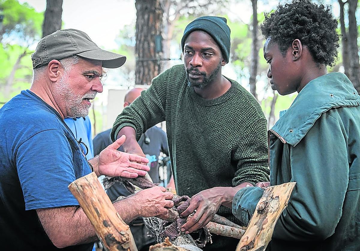 El director Benito Zambrano, junto a los actores Moussa Sylla y Edith Martínez-Val en el rodaje de 'El salto'.