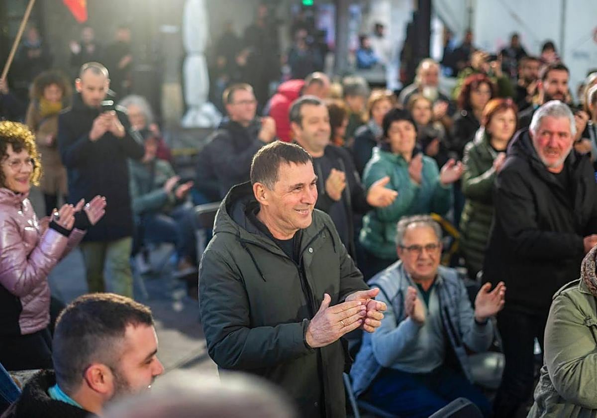 Arnaldo Otegi aplaude este martes durante el mitin de EH Bildu en Agurain.