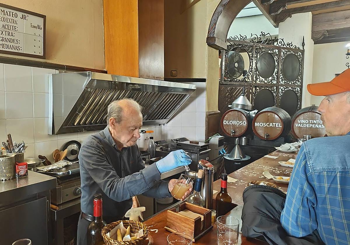 Mateo Ruiz, en la barra.