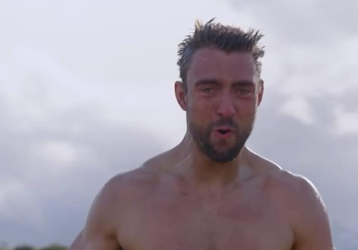 Jokin, en pleno baño en el campamento rico de El Conquis.