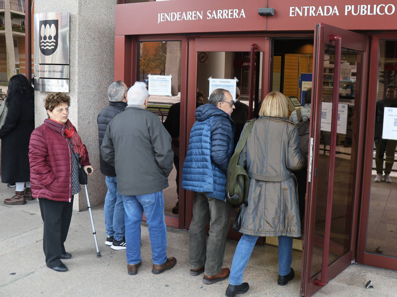 Pensionistas que cotizaron a una mutua acceden a la sede de la Hacienda para reclamar la devolución de lo pagado de más