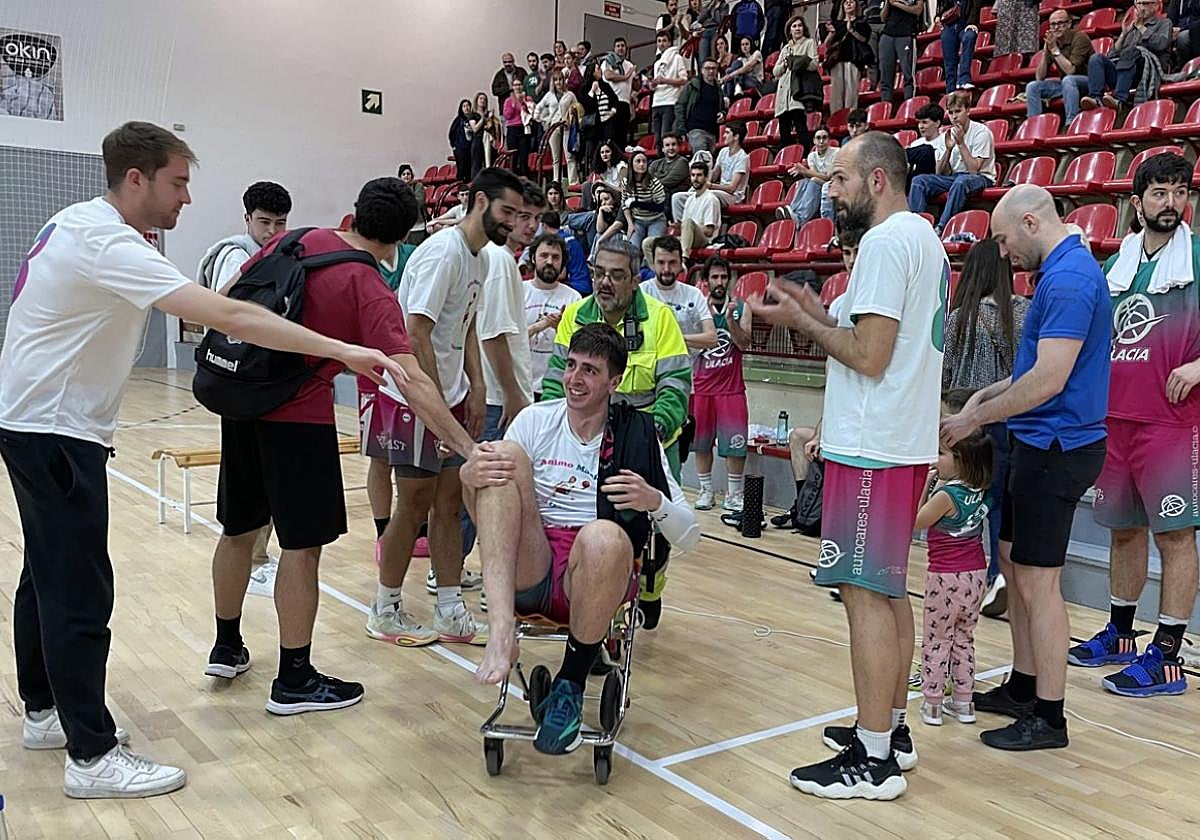 Jabi Lakunza abandona la cancha del Aritzbatalde en silla de ruedas tras lesionarse en el transcurso del partido.