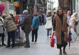 Elgoibartarras en torno a uno de los puestos de la feria de stock que se celebró el pasado mes de marzo.