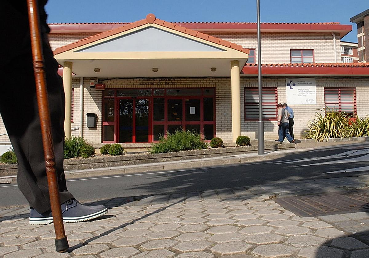 El ambulatorio ha comenzado desde hace unas semanas con el horario reducido, hasta las 17.00 horas.