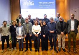 Representantes de los ayuntamientos y entidades que forman parte del proyecto Uramuga, presentado ayer en Hondarribia.