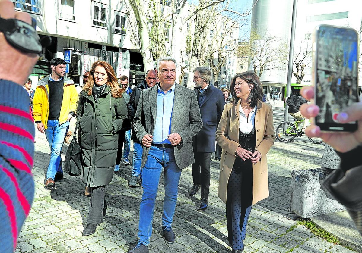 El candidato Javier de Andrés junto a sus compañeras de lista Ana Morales y Laura Garrido.