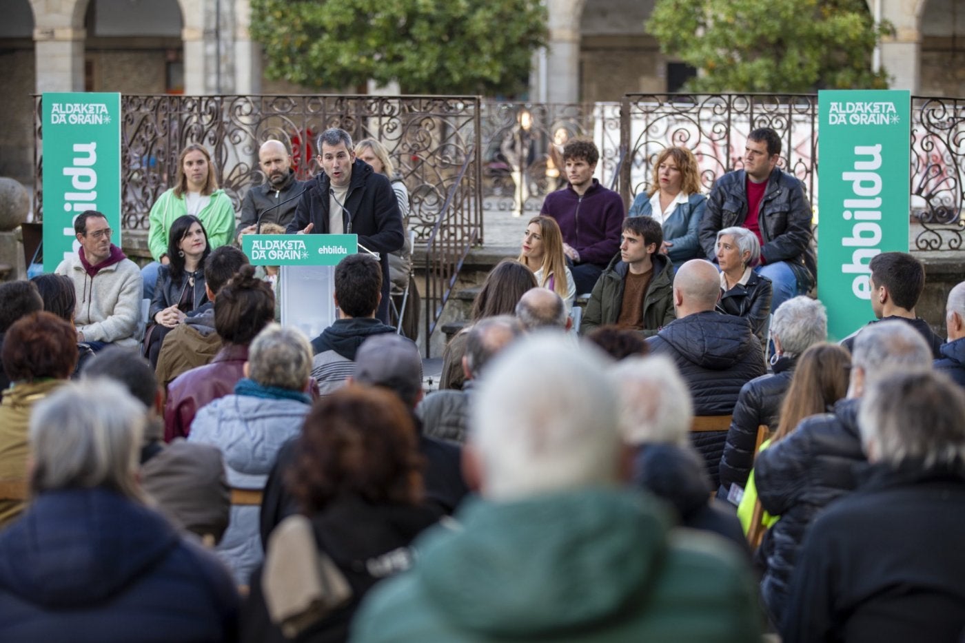 El secretario general de Sortu, Arkaitz Rodriguez, en un acto electoral en Gernika.