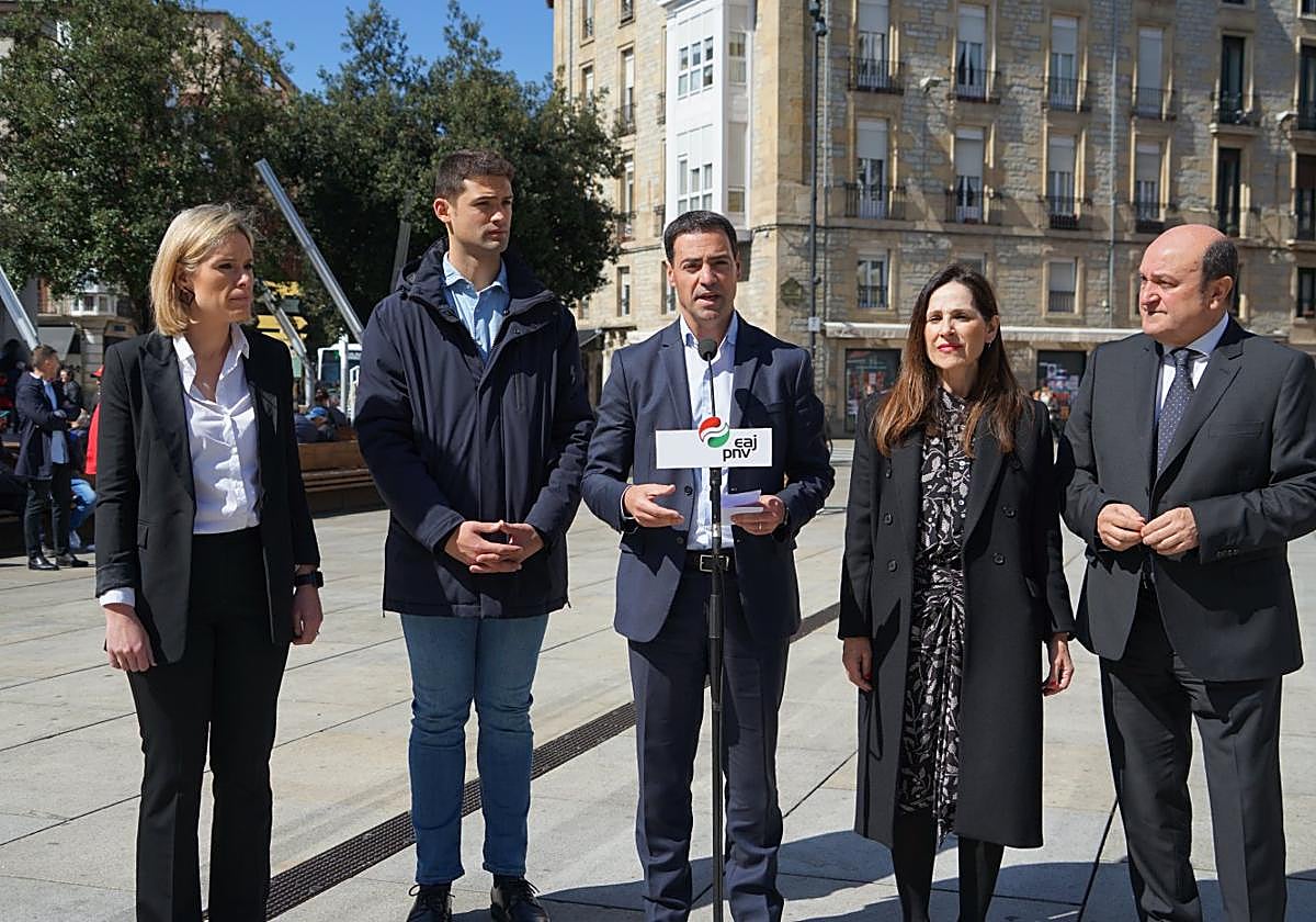Mireia Zarate, Joseba Díez Antxustegi, Imanol Pradales, Bakartxo Tejeria y Andoni Ortuzar, en Vitoria para rendir tributo al lehendakari Ardanza.