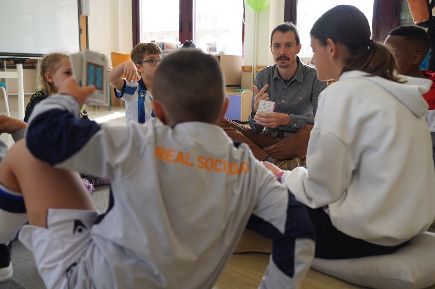 El alcalde Xabier Lertxundi, con un grupo de alumnos en la visita realizada a Urumea Ikastola.