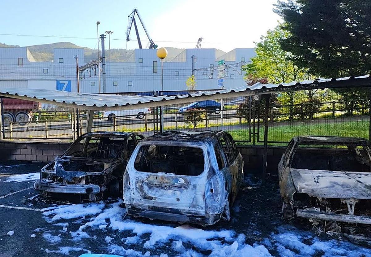Tres de los vehículos afectados por el incendio en Errenteria.