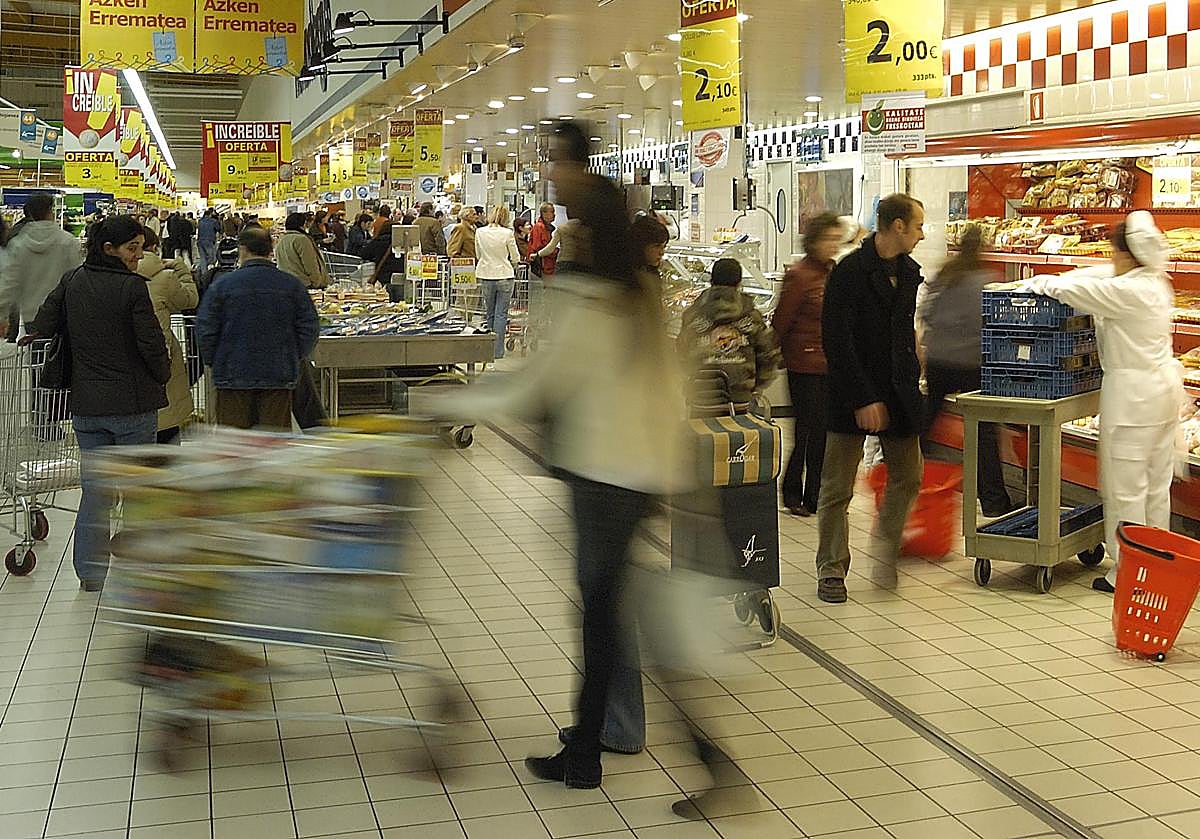 Clientes en el interior de un supermercado Eroski.