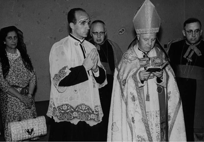 Bendición de Radio Popular de Loyola por el Obispo de San Sebastián. Al fondo se puede ver a Carmen Polo.