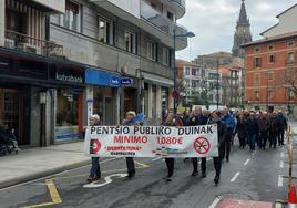 Los pensionistas volvieron a exigir la pensión mínima «digna» de 1.080 euros por las calles de Errenteria.
