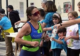 Boluntarioak 2023an ura eskaintzen autobus geltoki ondoan.