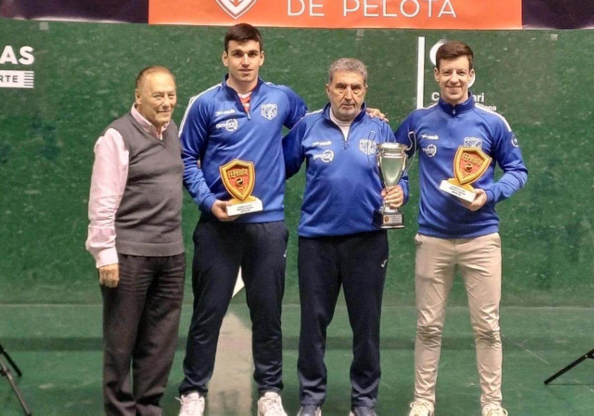 Murua (Izquierda) y Garmendia (derecha), con sus trofeos en Barcelona.