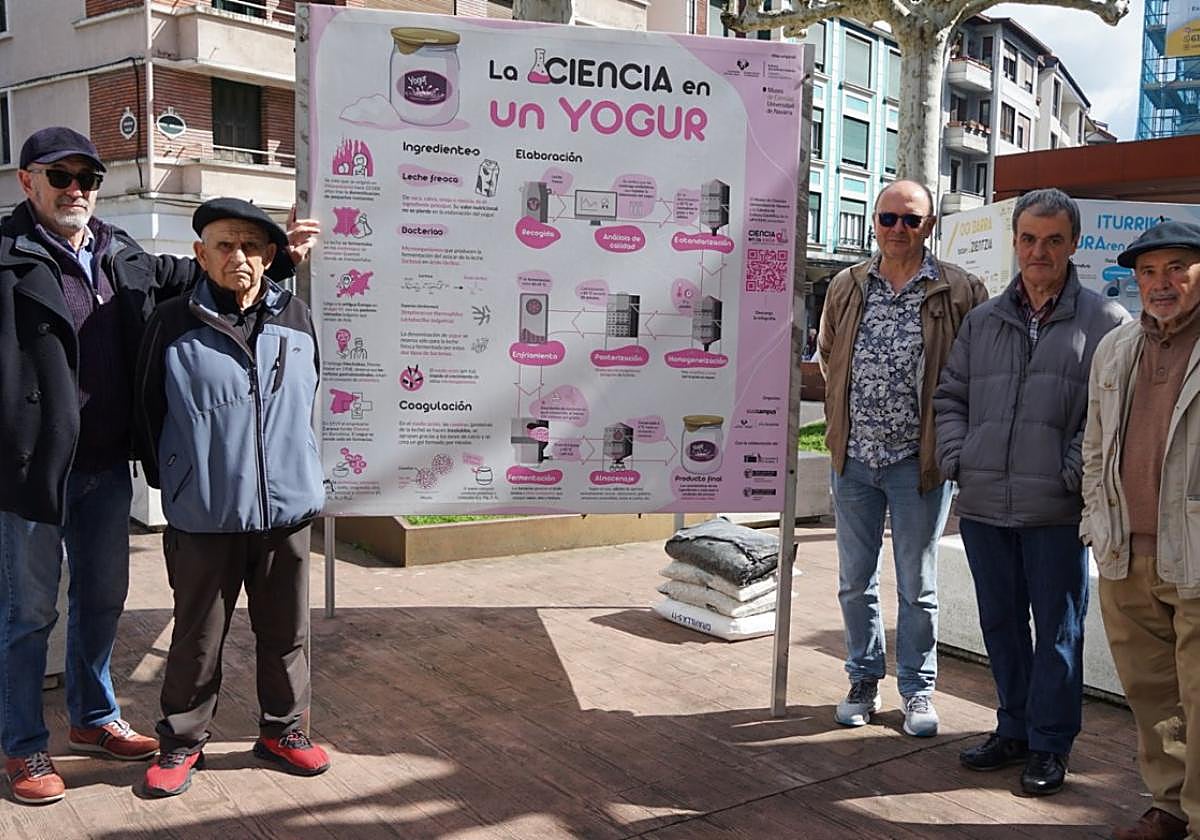 Varios socios de Lemniskata, durante el montaje de los paneles en la plaza Erauskin.