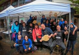 Voluntarios de la última fiesta de talos celebrada en Hegialde.