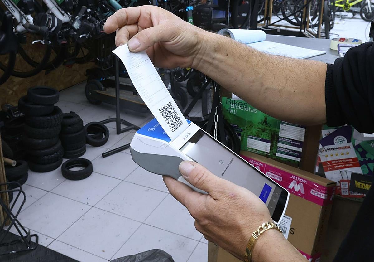 Un comerciante guipuzcoano emite una factura de TicketBai.