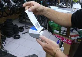 Un comerciante guipuzcoano emite una factura de TicketBai.