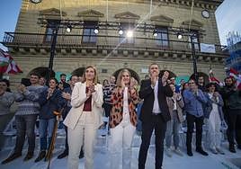 Oihana Briones, concejala en el ayuntamiento de Irun, Nerea Kortajarena, cabeza de lista por Gipuzkoa, y Arnaldo Otegi, líder de EH Bildu.