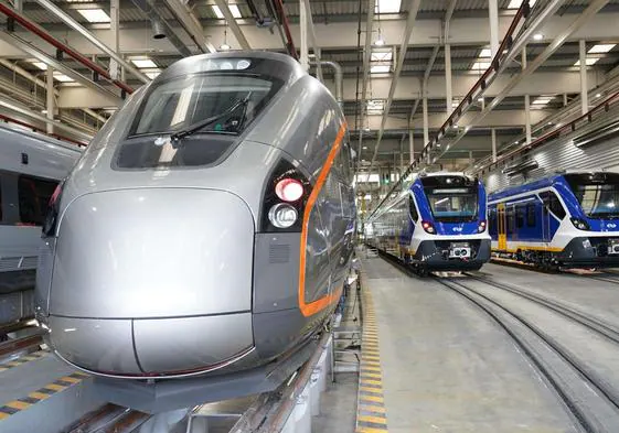 Trenes en el interior de las instalaciones de CAF en Beasain