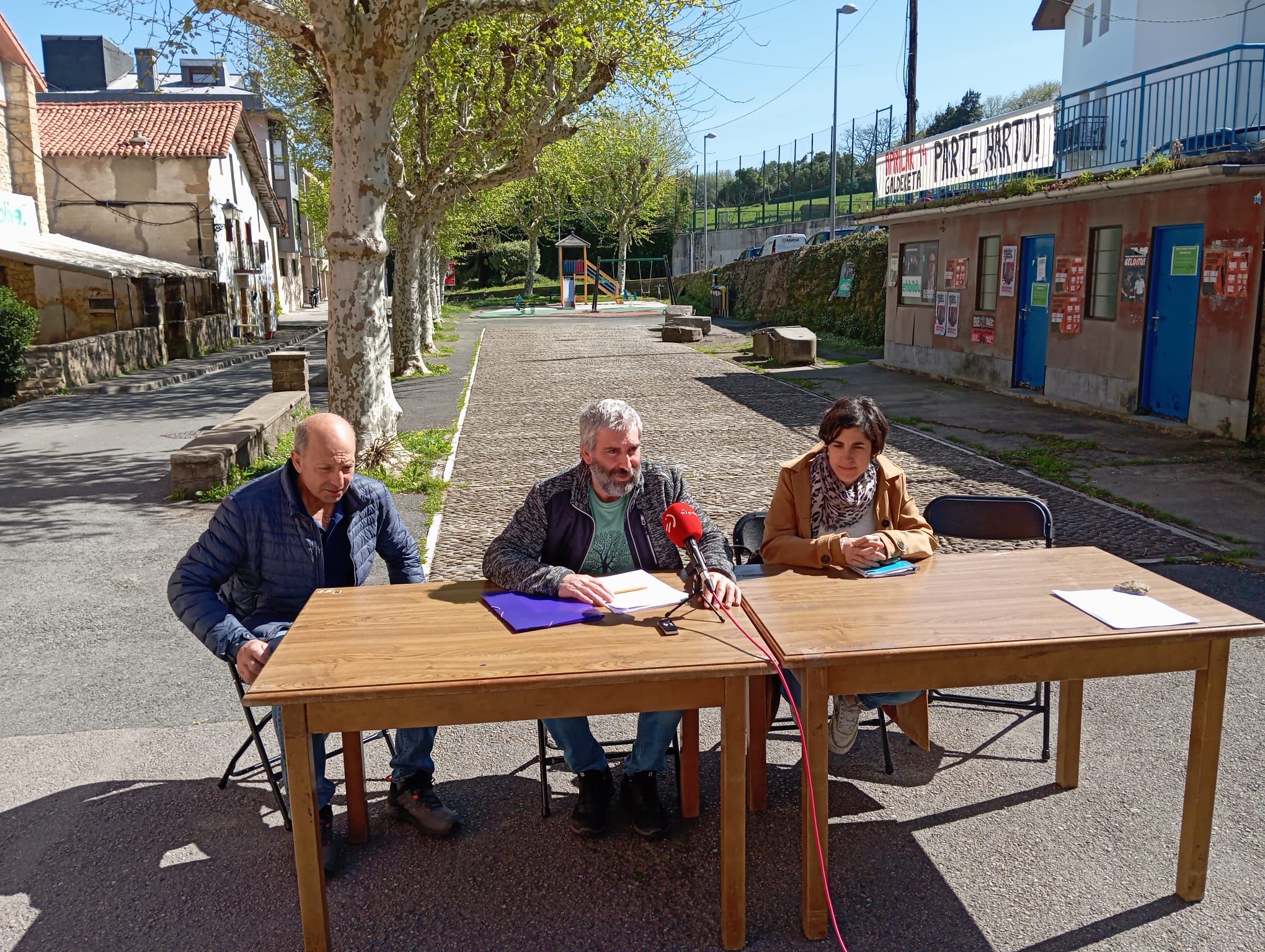 Representantes de Herri Kontseilua de Igeldo en la rueda de prensa que han ofrecido este jueves.