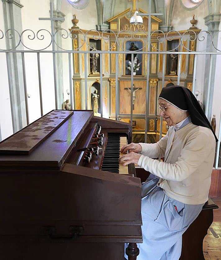 Imagen secundaria 2 - La Dolorosa preside el coro, donde las monjas oían misa ocultas tras una cortina negra, imagen de los viejos tiempos, cuando el convento de Kristobaldegi estaba lleno de religiosas y la abadesa improvisa una melodía con el órgano en la vieja iglesia del convento, en desuso desde hace años. 