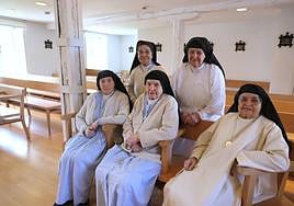 Sor Visitación, sor Presentación, sor Begoña, sor Sagrario y sor Lourdes, en la pequeña capilla del convento.