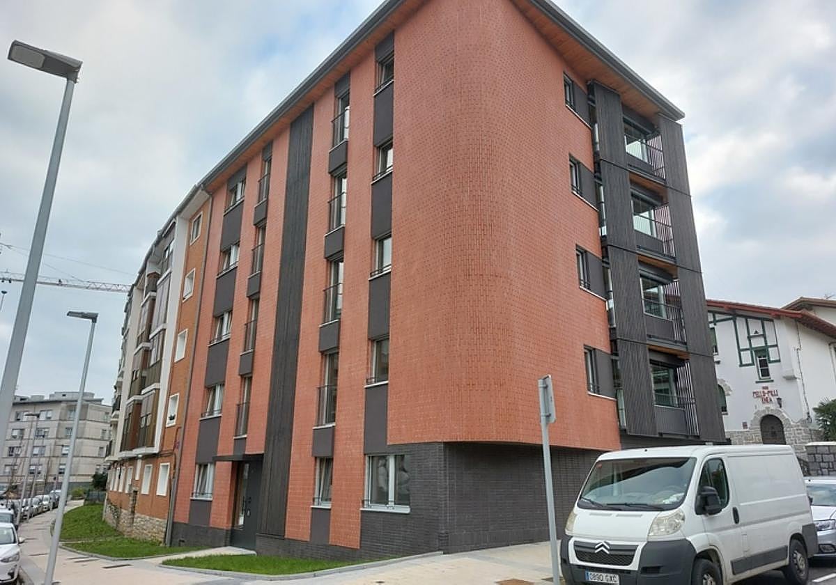 Exterior del edificio de VPO de alquiler de la calle Alarde.