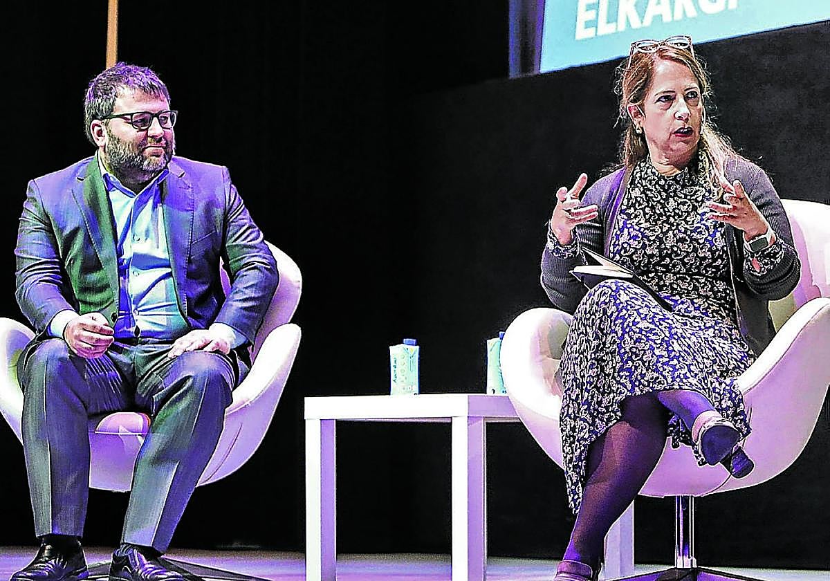 Joan Puig Guitart, de Banco Sabadell, en el foro junto a Amaia Sánchez, de CyBasque.